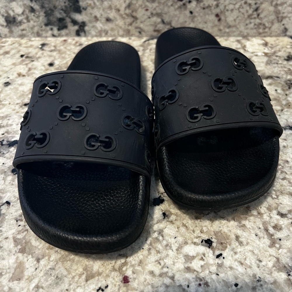 Women’s Black Gucci Rubber Monogram Slide Sandal. Size 5.